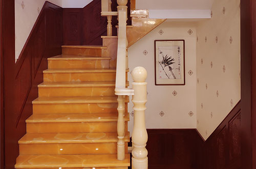 莲花中式别墅室内汉白玉石楼梯的定制安装装饰效果